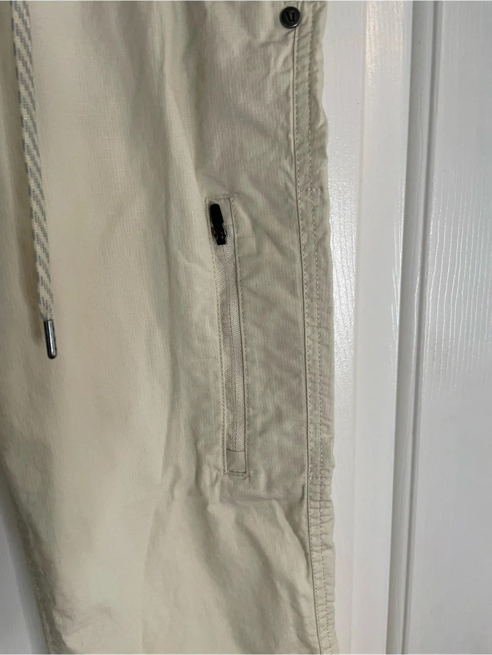Vuori Lightweight ripstop Cargo Pants with Drawstring ladies Size XS cream chic